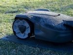 Robot tondeuse 400 m² avec kit d’installation, Wi-Fi et Bluetooth – image 1