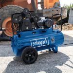 Compresseur d’air 400 V cuve 100 L 10 bar tri-cylindres entraînement par courroie 550 L/min – image 1
