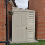 Abri de jardin adossable en vinyle 4 x 8 kit fondation métal porte réversible