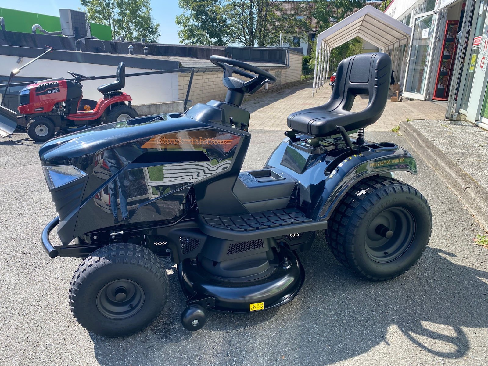 Tracteur tondeuse Black Edition PRO 228/108 Twin HS avec pack hiver 120 Plus