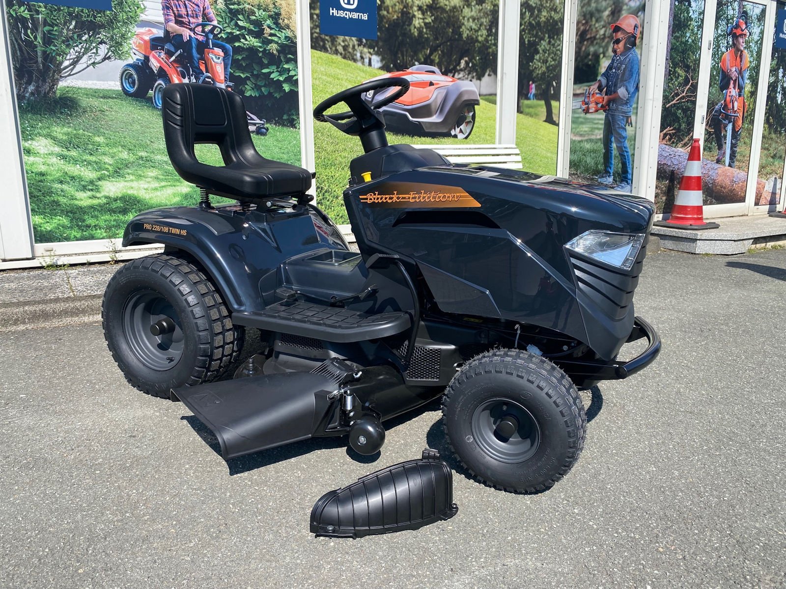Tracteur tondeuse Black Edition PRO 228/108 Twin HS avec pack hiver 120 Plus