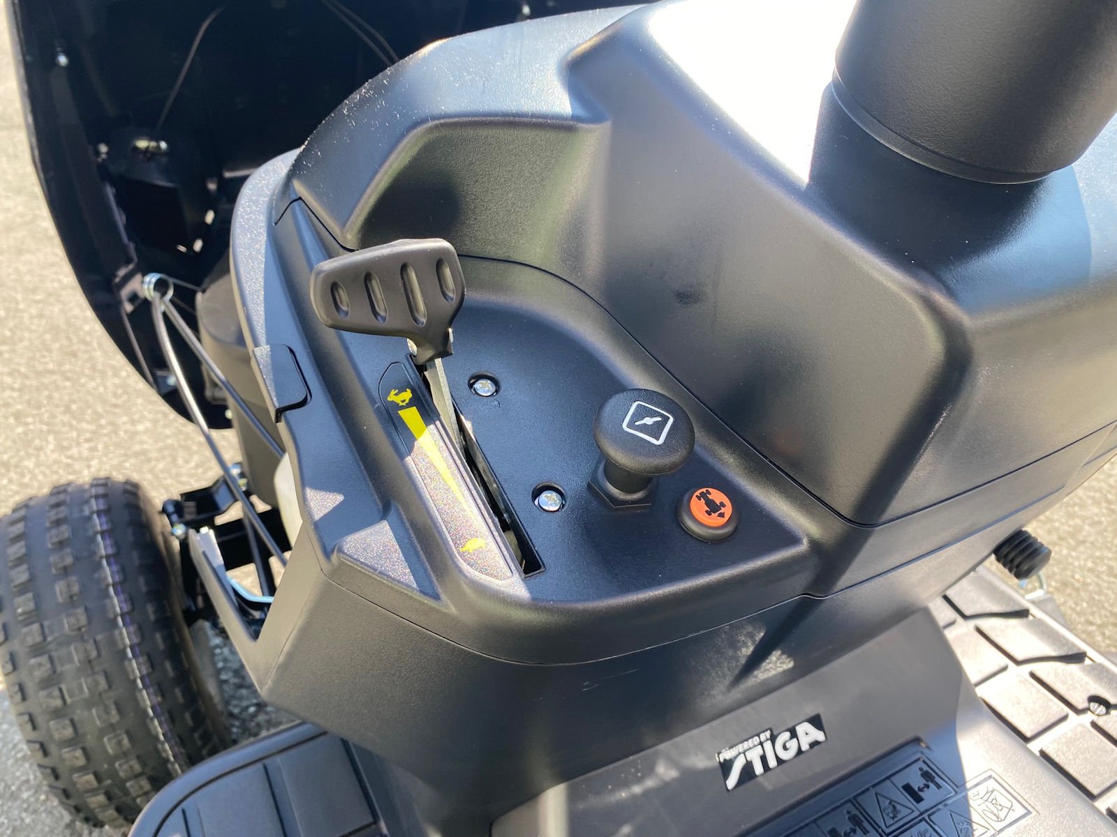 Tracteur tondeuse Black Edition PRO 228/108 Twin HS avec pack hiver 120 Plus