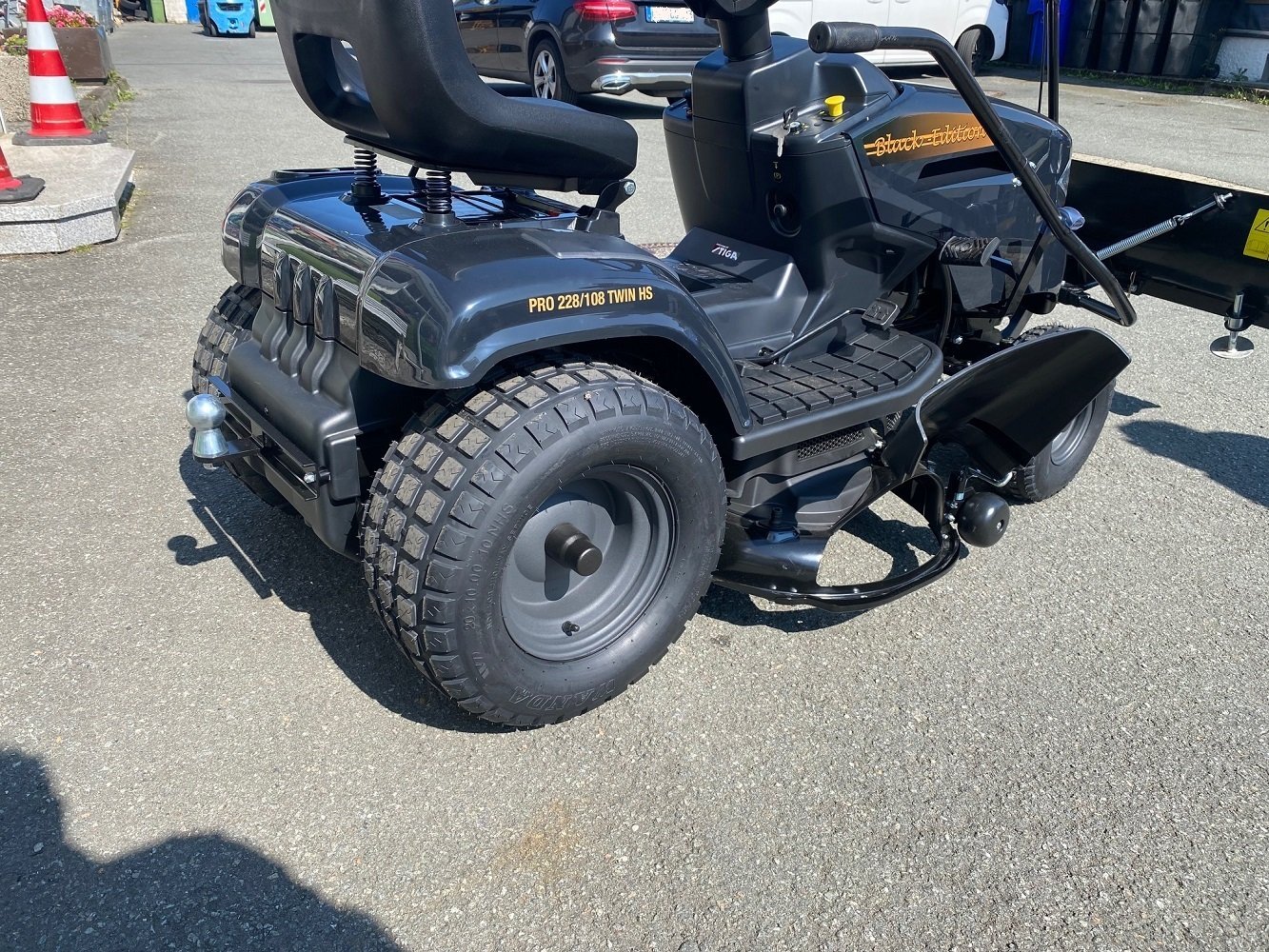 Tracteur tondeuse Black Edition PRO 228/108 Twin HS avec pack hiver 120 Plus