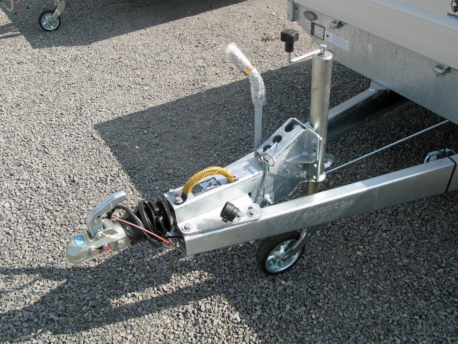 Remorque plateau Hapert Azure H-2 3500 4050 × 2000 mm avec rampes et suspension parabolique