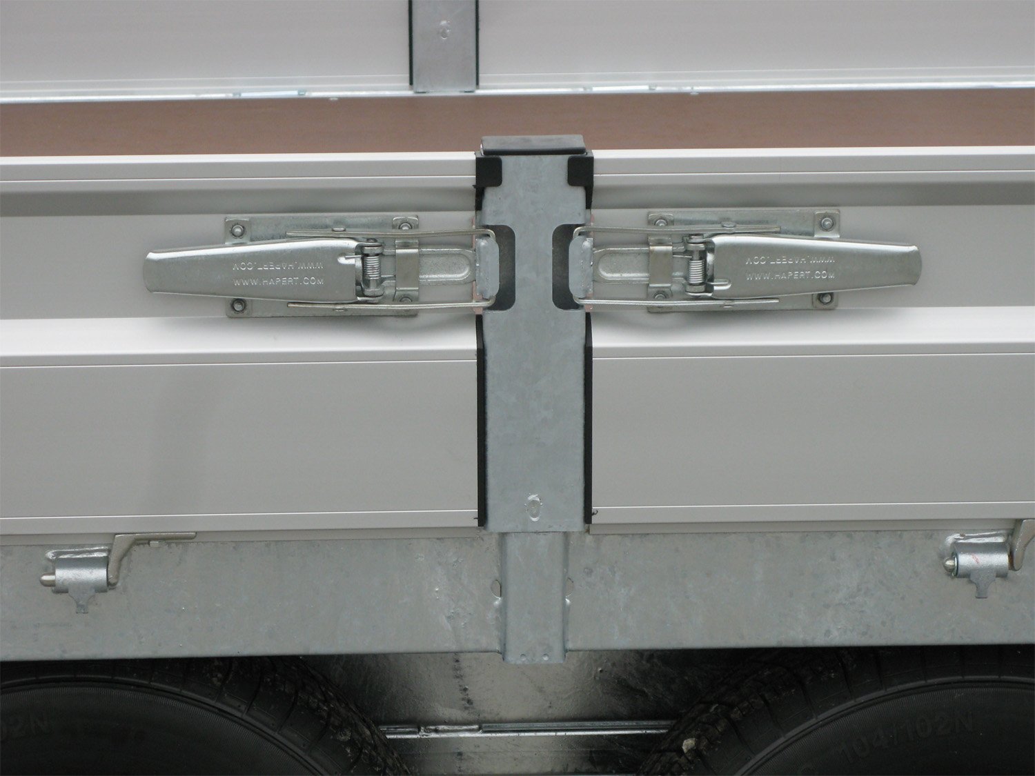 Remorque plateau Hapert Azure H-2 3500 6050 × 2000 mm avec suspension parabolique