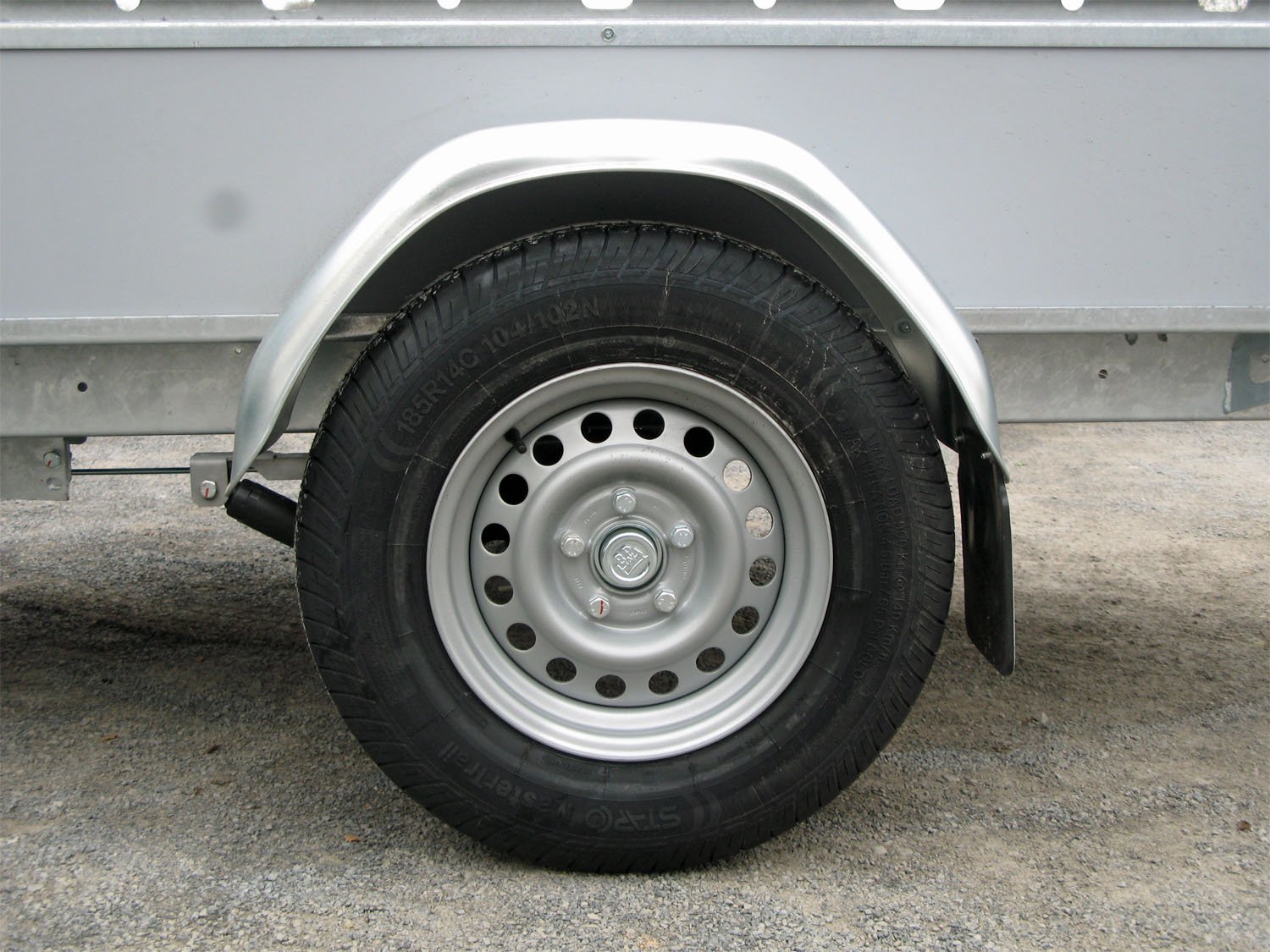 Remorque utilitaire Hapert Azure L-1 1500 kg à ridelles multiplex