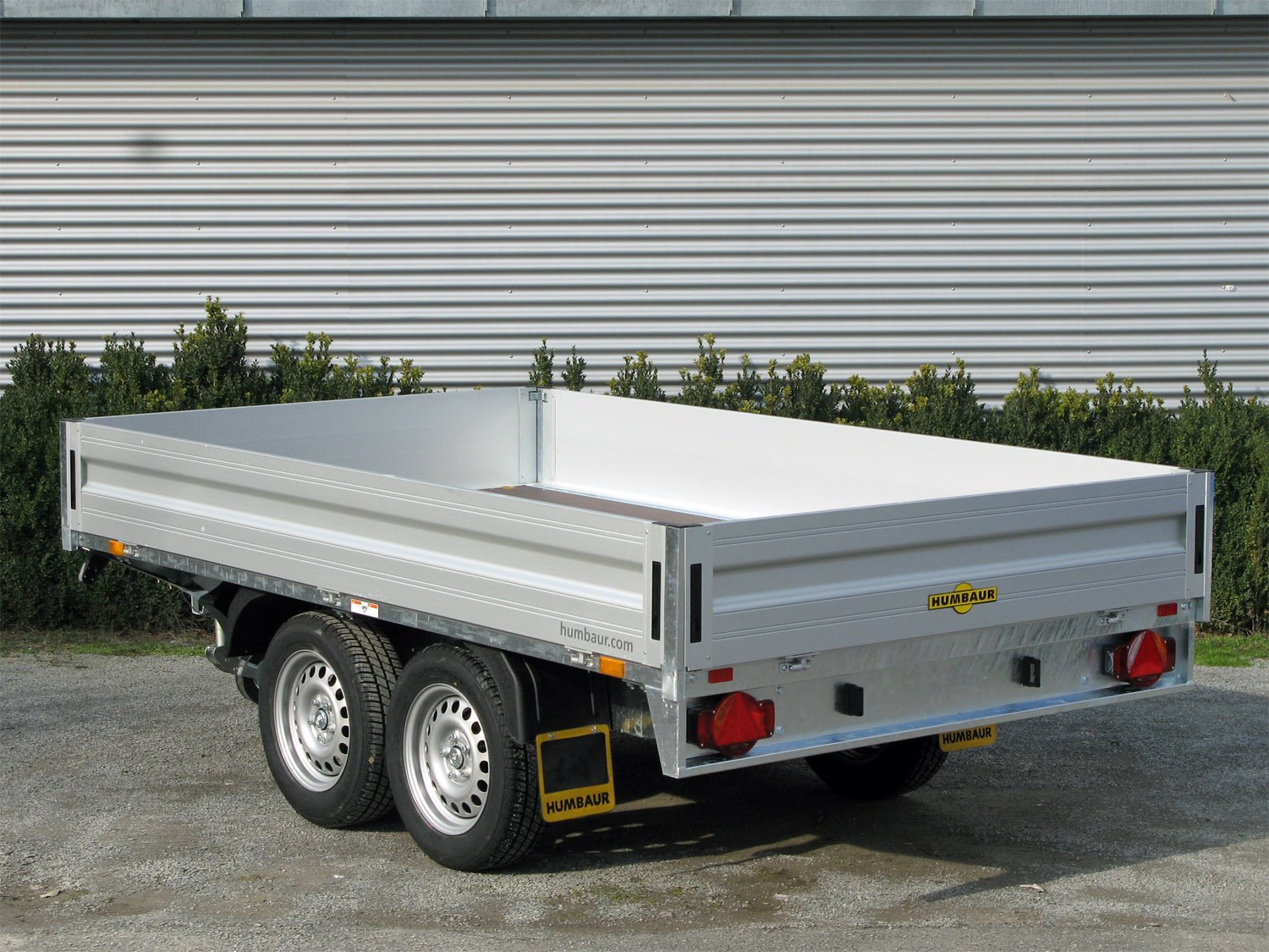 Remorque plateau Humbaur HT253118 avec dix anneaux d’arrimage
