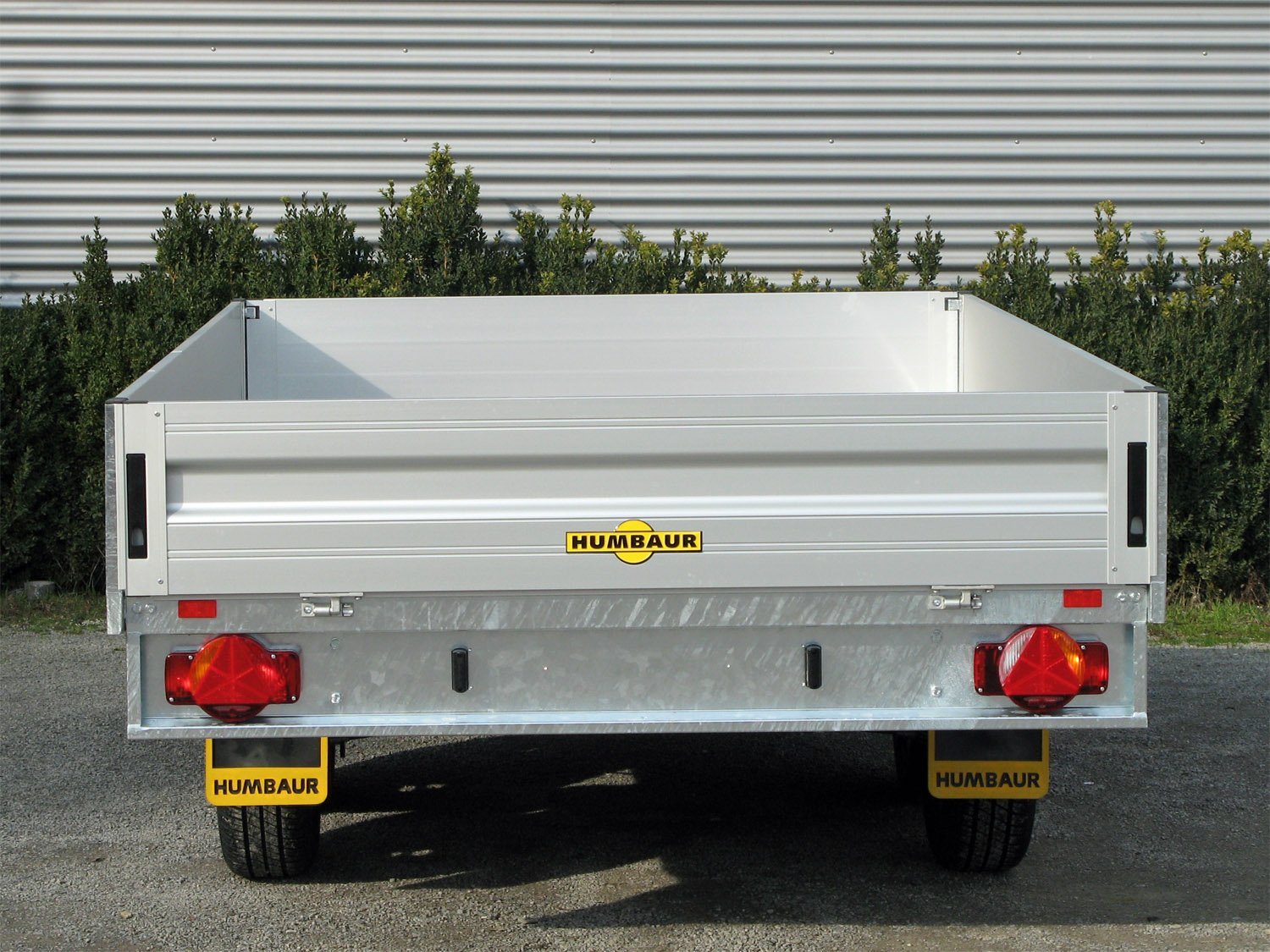 Remorque plateau Humbaur HT253118 avec dix anneaux d’arrimage