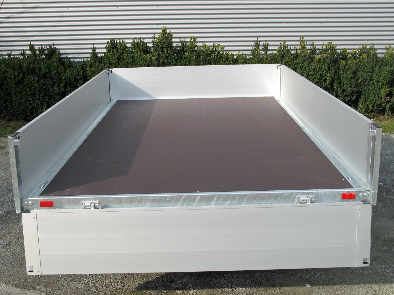 Remorque plateau Humbaur HT253118 avec dix anneaux d’arrimage