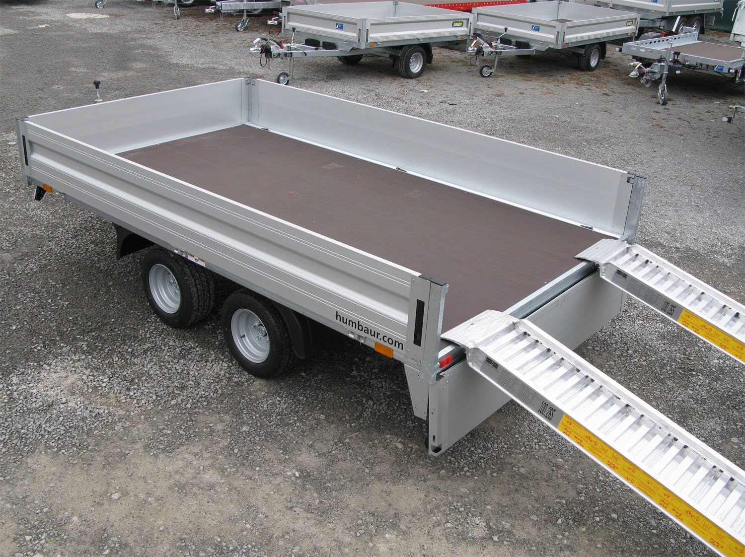 Remorque plateau Humbaur HN253118 avec rampes aluminium et 10 anneaux d’arrimage