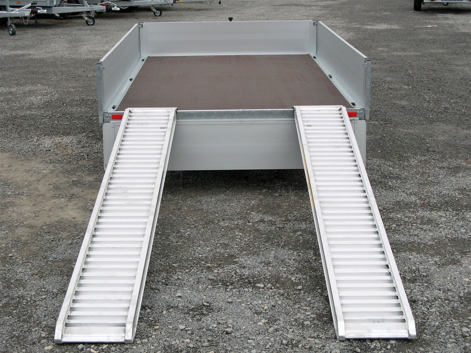 Remorque plateau Humbaur HN253118 avec rampes aluminium et 10 anneaux d’arrimage