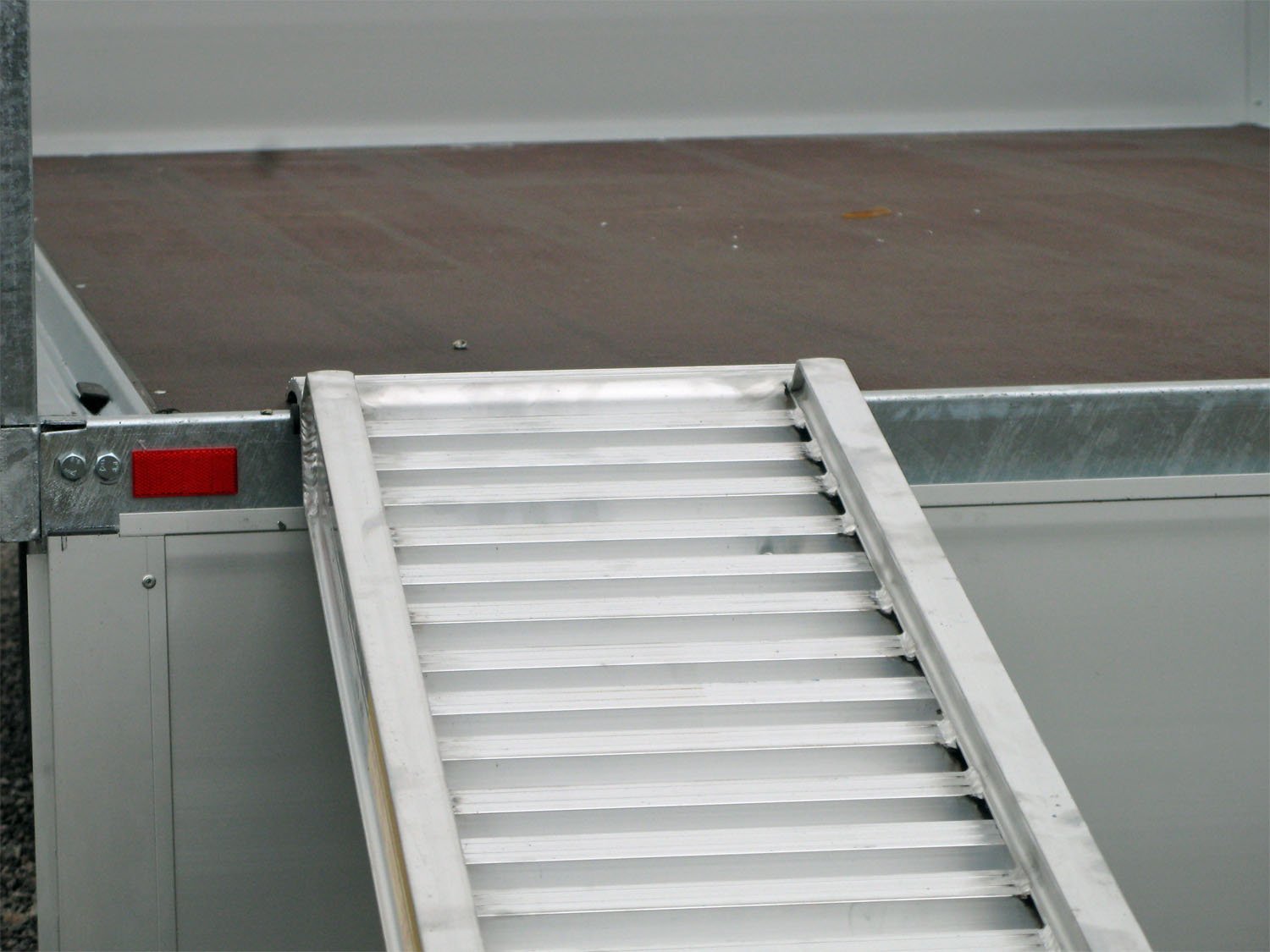 Remorque plateau Humbaur HN253118 avec rampes aluminium et 10 anneaux d’arrimage