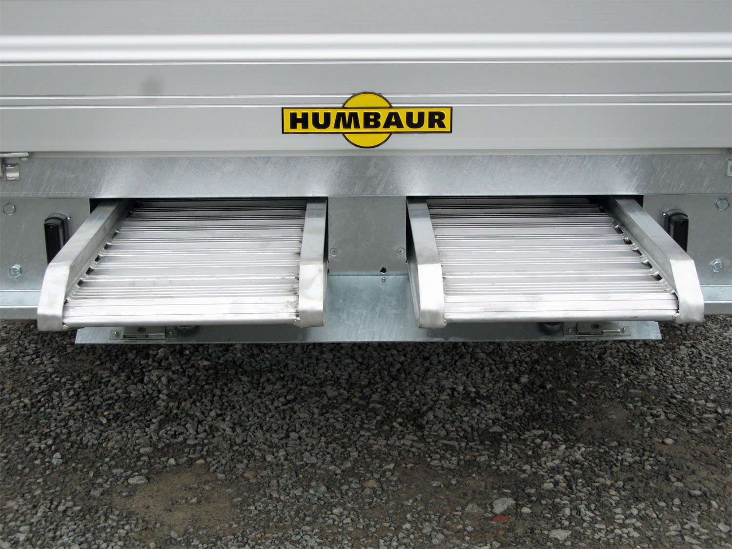 Remorque plateau Humbaur HN253118 avec rampes aluminium et 10 anneaux d’arrimage