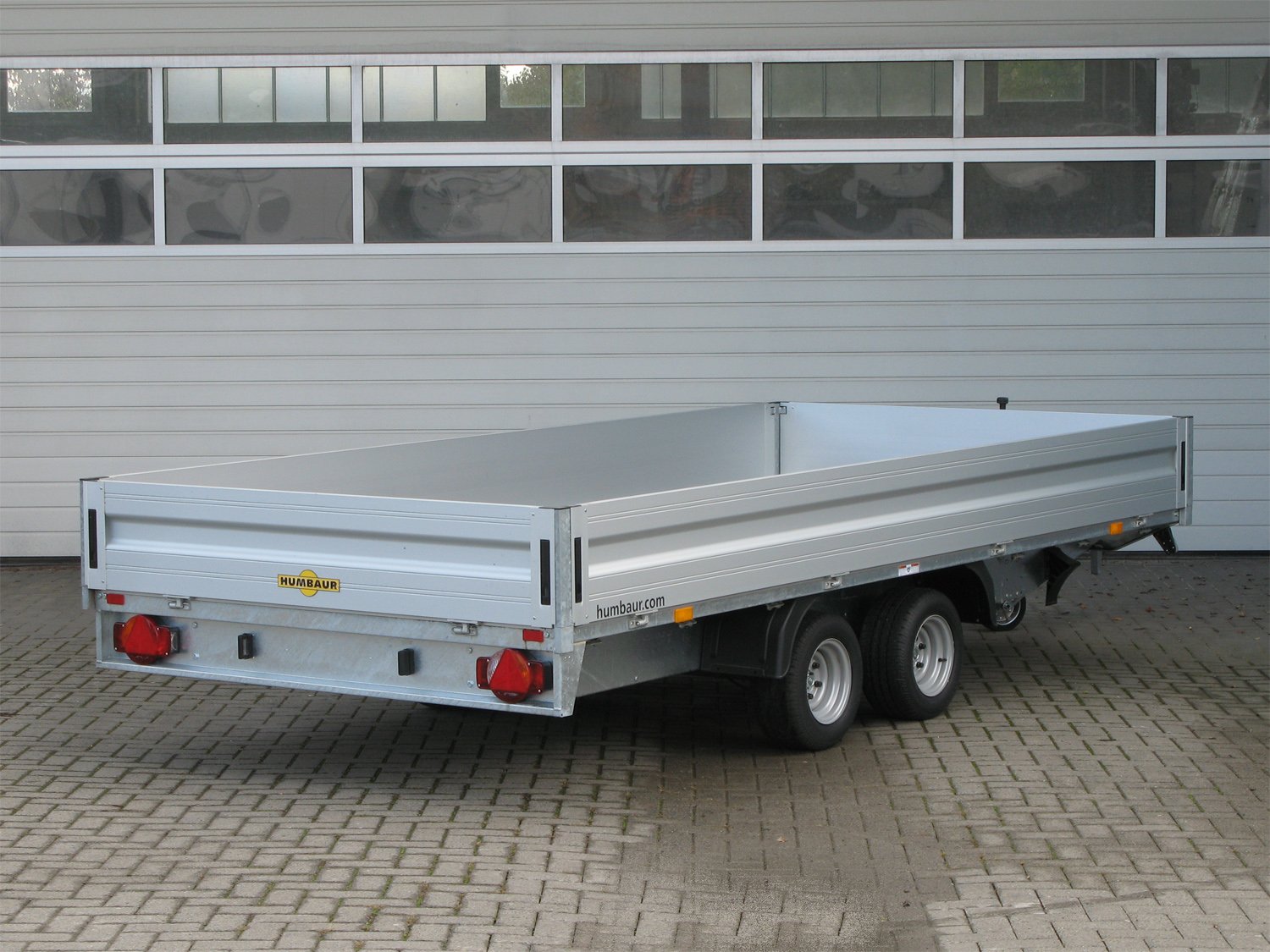 Remorque plateau Humbaur HN254118 2500 kg avec 12 anneaux d’arrimage