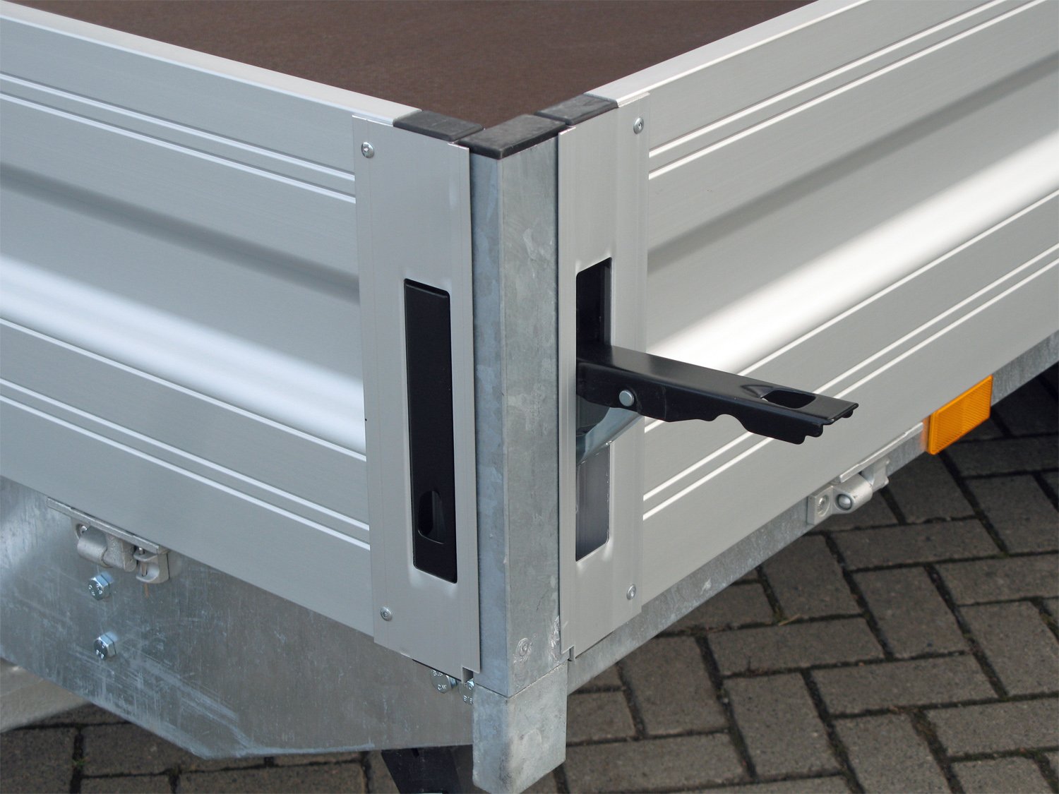 Remorque plateau Humbaur HN254118 2500 kg avec 12 anneaux d’arrimage