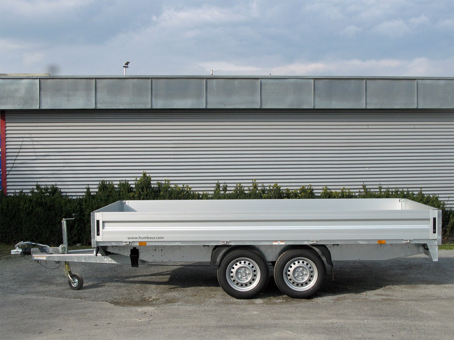 Remorque plateau Humbaur HT304121 avec 12 anneaux d’arrimage