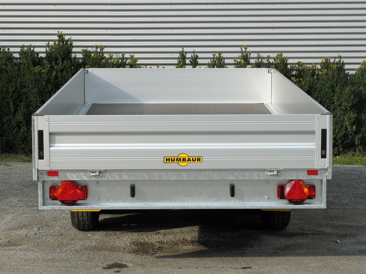 Remorque plateau Humbaur HT304121 avec 12 anneaux d’arrimage