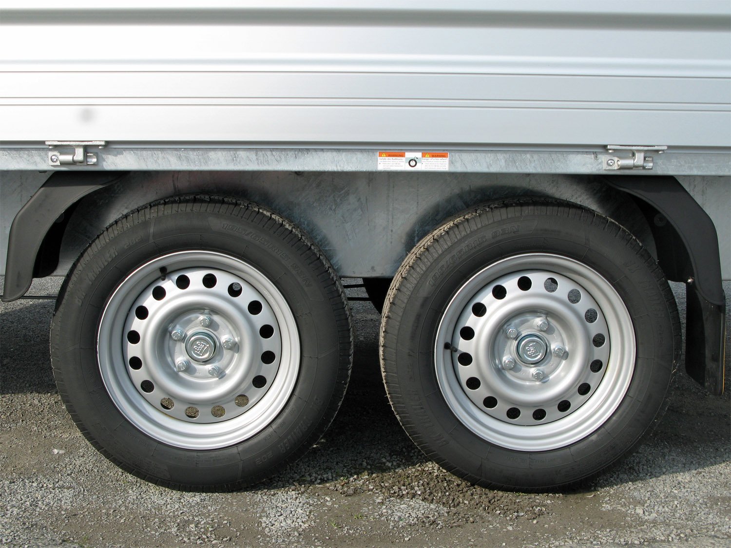 Remorque plateau Humbaur HT354121 3500 kg avec 12 anneaux d’arrimage