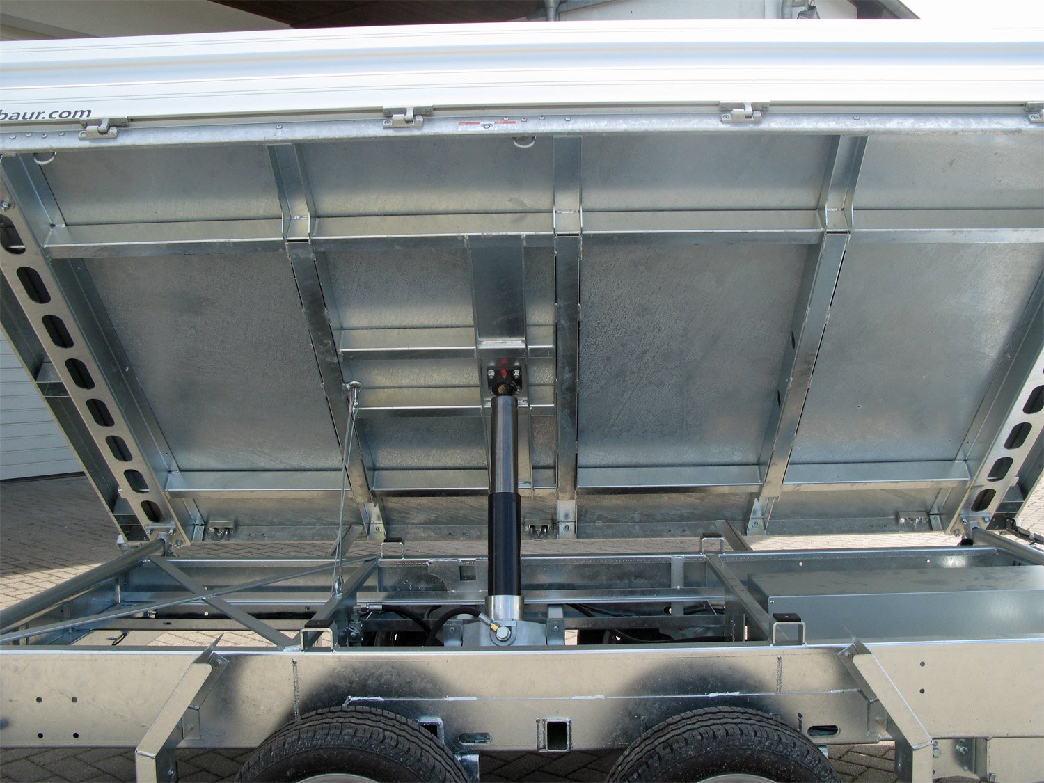 Benne trilatérale Humbaur HTK 3000.31 ALU à pompe électrique