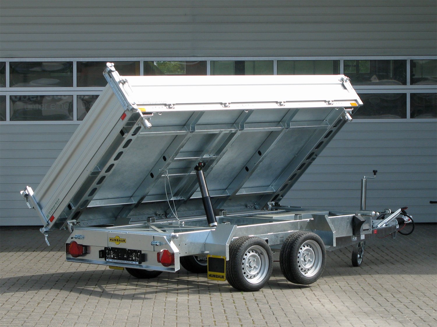 Benne trilatérale Humbaur HTK 3000.31 ALU à pompe électrique