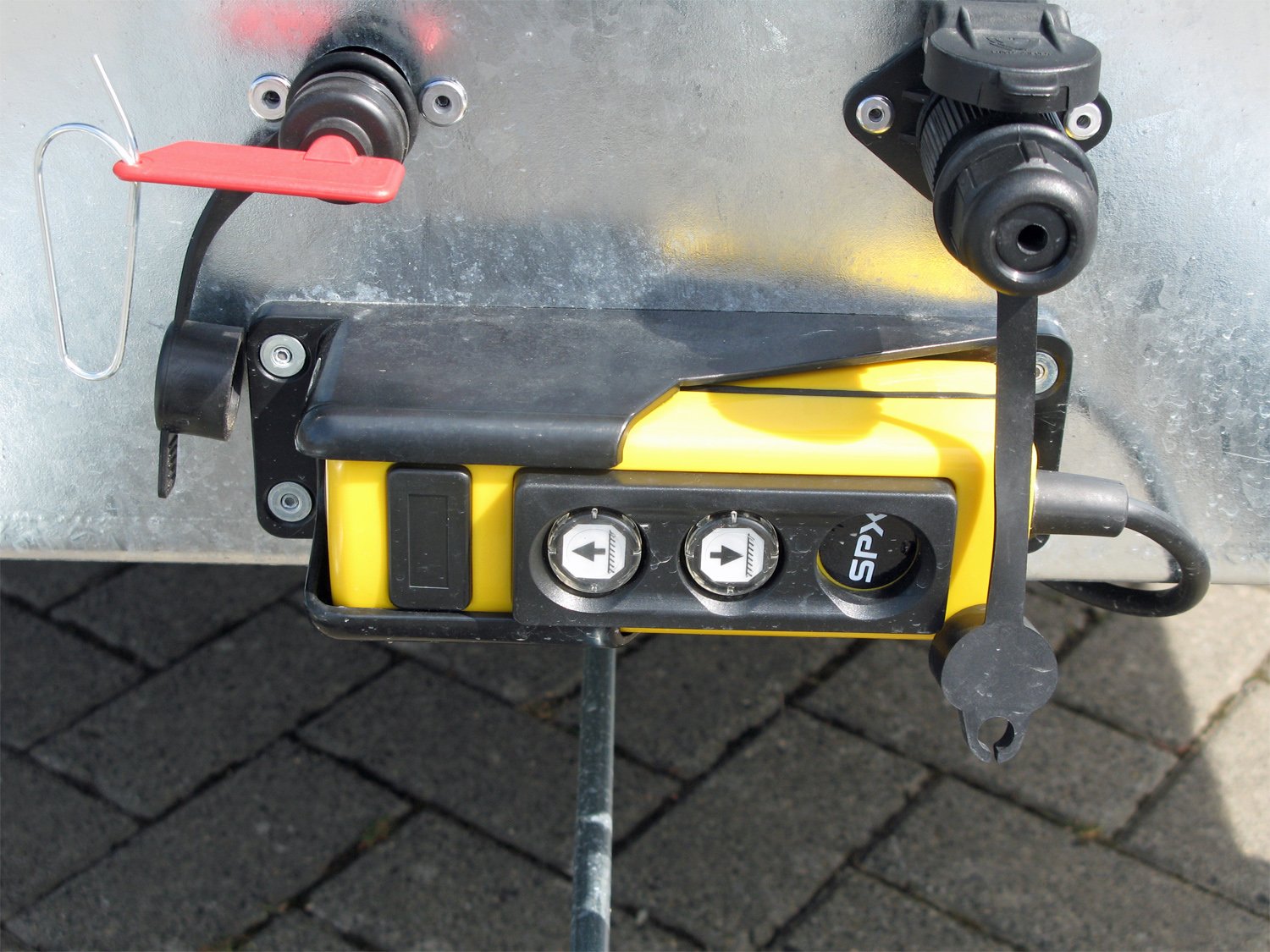 Benne trilatérale Humbaur HTK 3000.31 ALU à pompe électrique