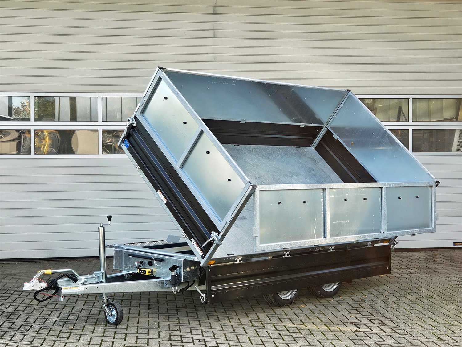 Benne trilatérale Humbaur HTK 3000.31 STAHL avec rehausse acier de 600 mm