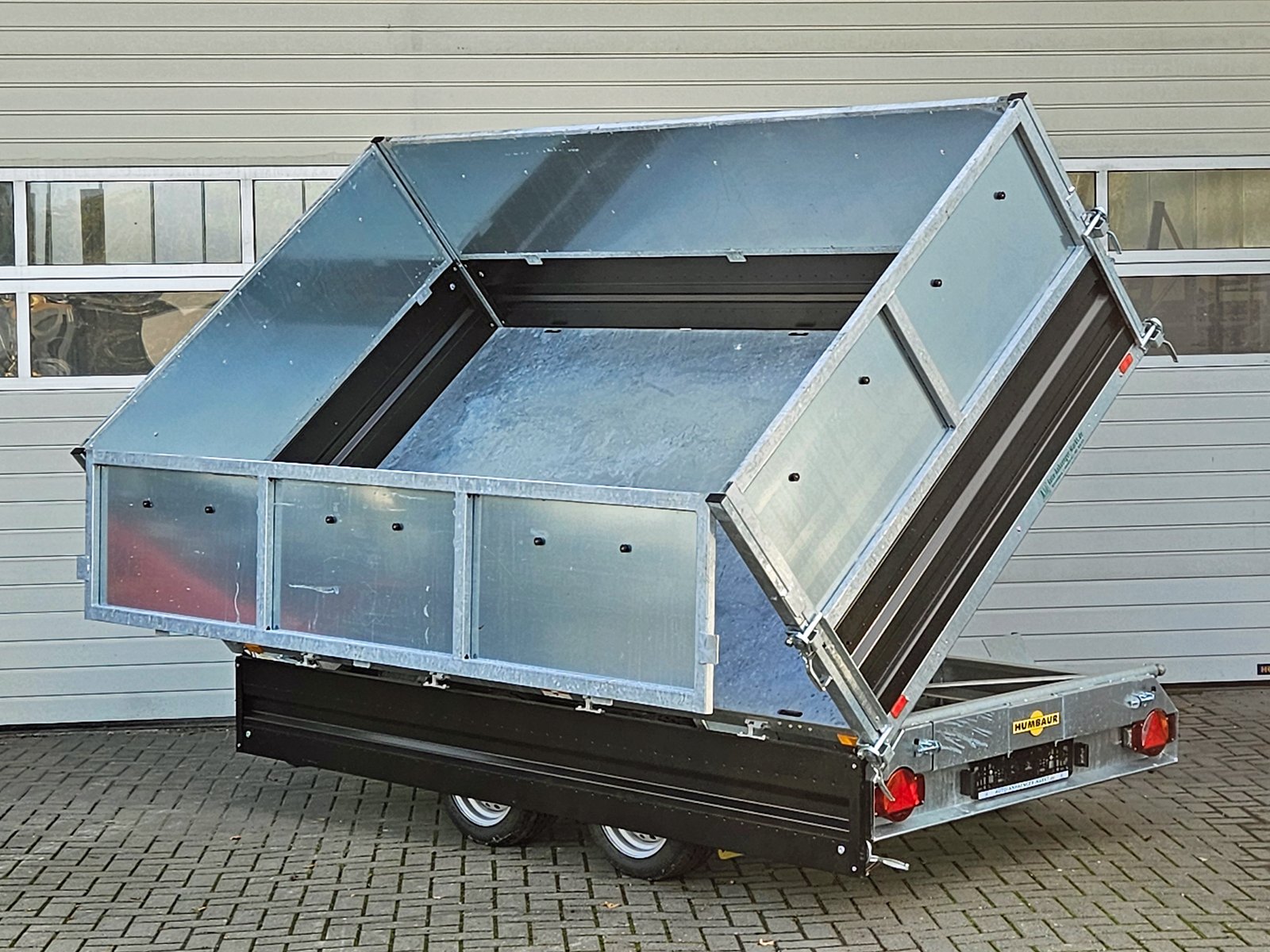 Benne trilatérale Humbaur HTK 3000.31 STAHL avec rehausse acier de 600 mm