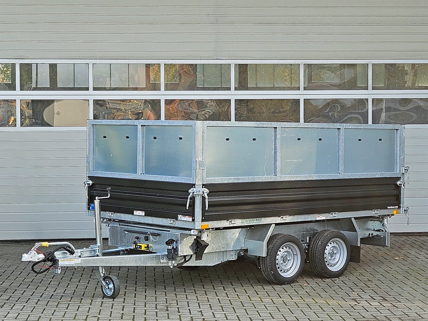 Benne trilatérale Humbaur HTK 3000.31 STAHL avec rehausse acier de 600 mm – image 1