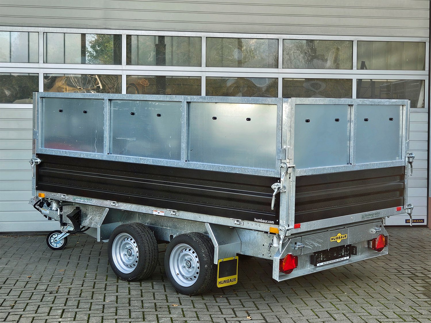 Benne trilatérale Humbaur HTK 3000.31 STAHL avec rehausse acier de 600 mm