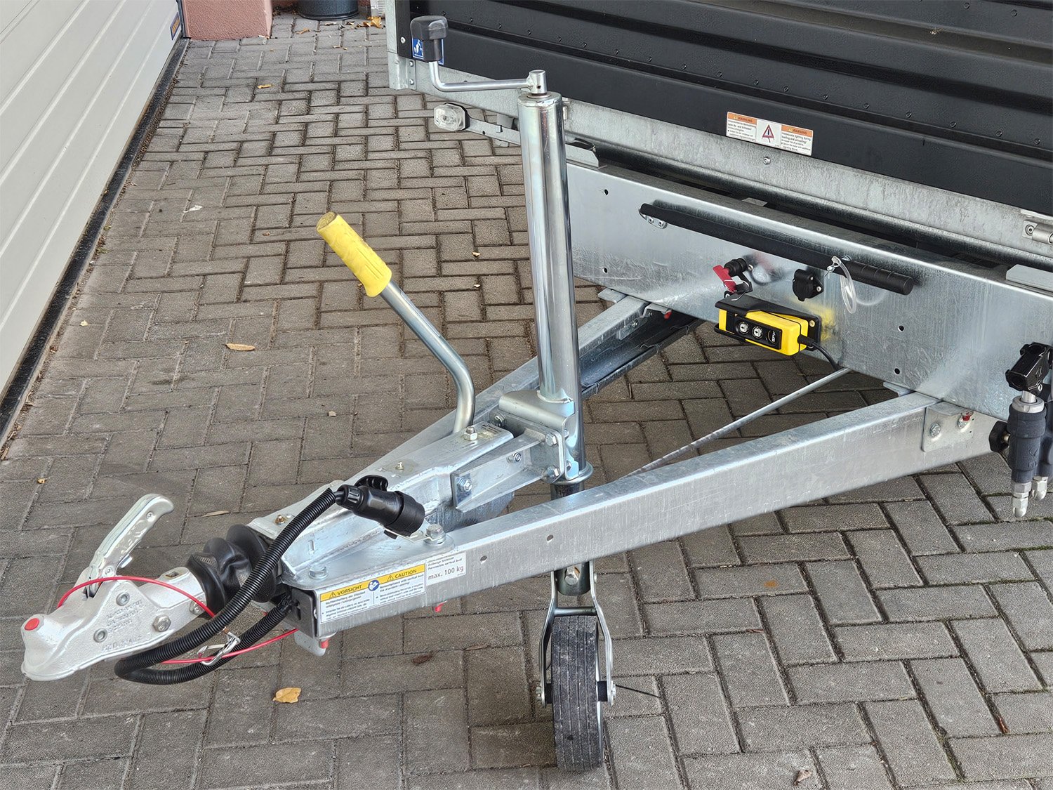 Benne trilatérale Humbaur HTK 3000.31 STAHL avec rehausse acier de 600 mm