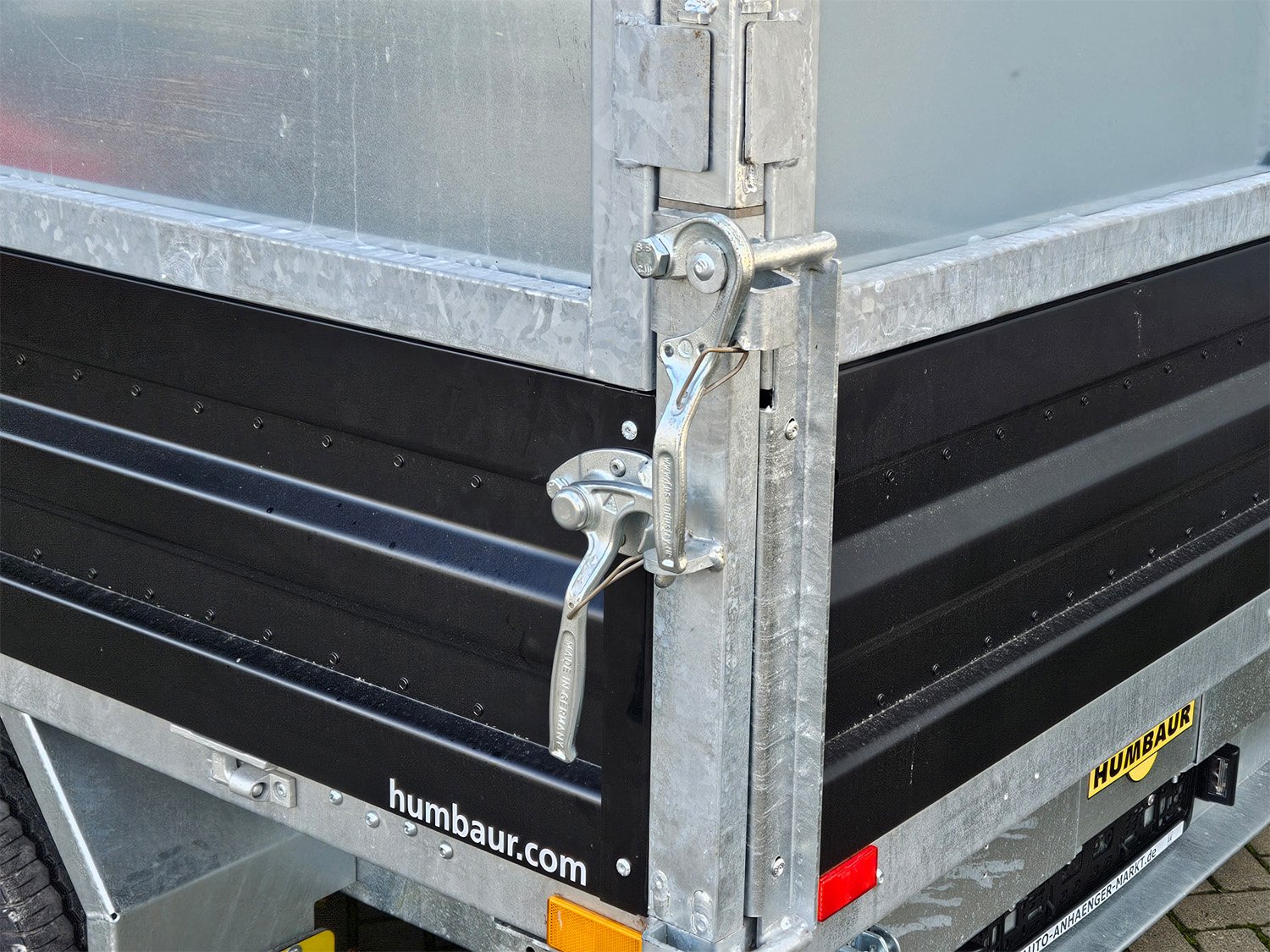 Benne trilatérale Humbaur HTK 3000.31 STAHL avec rehausse acier de 600 mm
