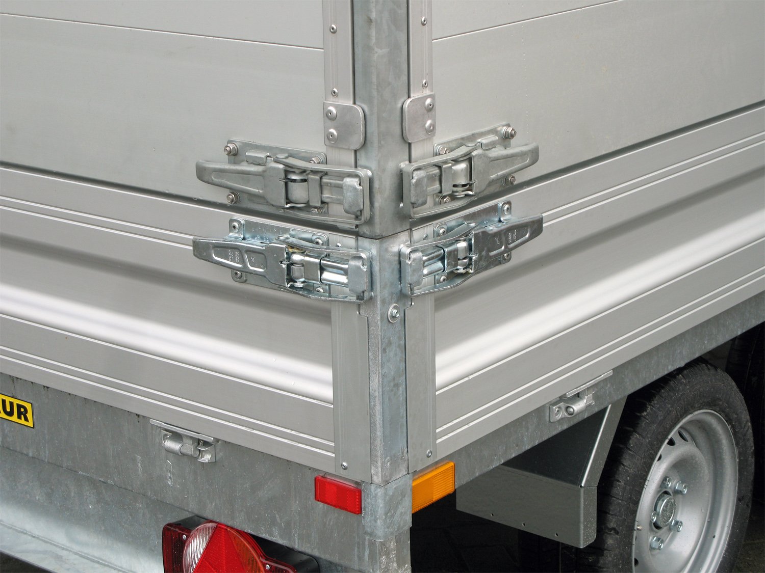 Remorque benne arrière Humbaur HUK 303117 aluminium avec pompe électrique et rehausse 350 mm