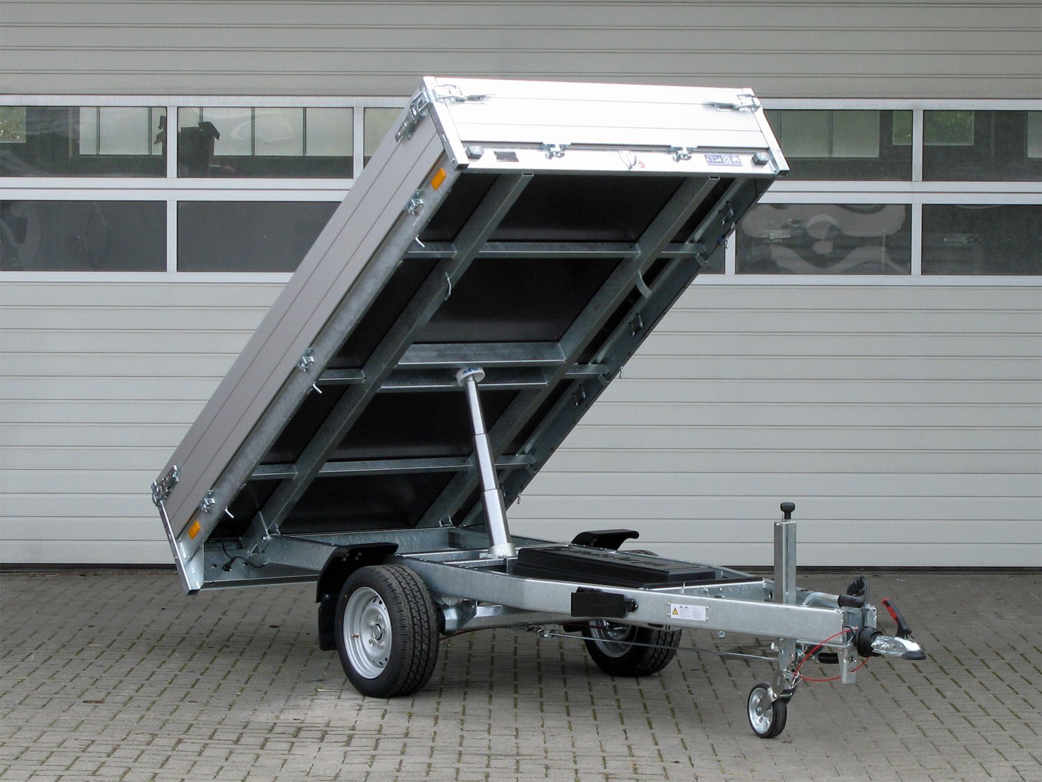 Benne arrière SARIS K1 276 150 1500 1 E avec pompe électrique