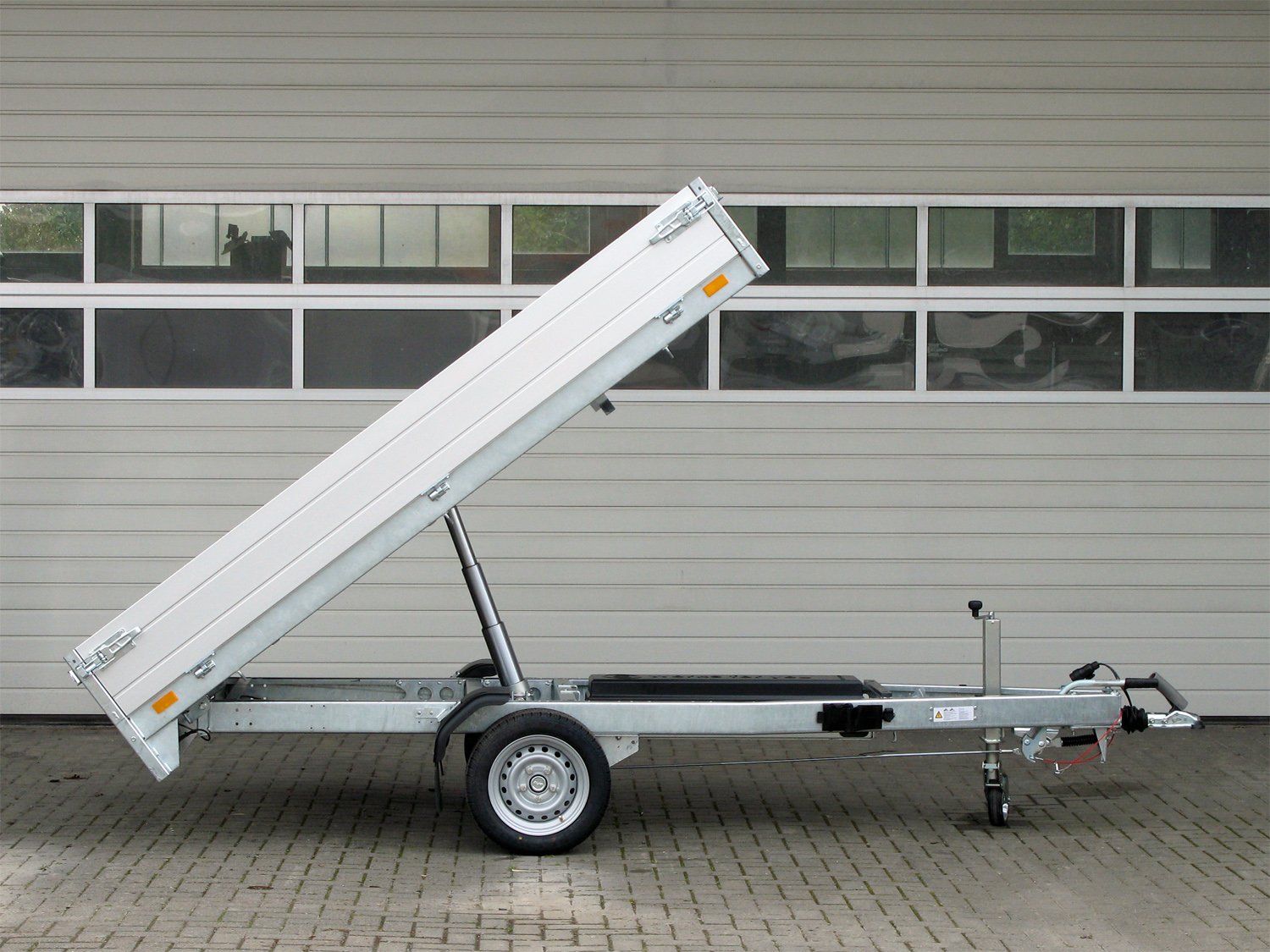 Benne arrière SARIS K1 276 150 1500 1 E avec pompe électrique