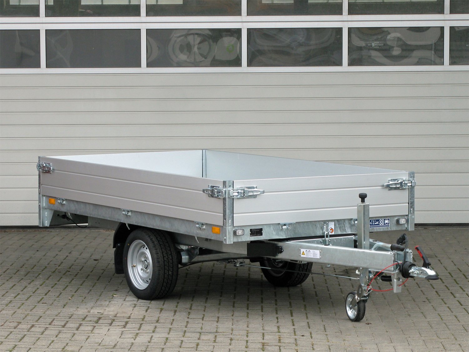 Benne arrière SARIS K1 276 150 1500 1 E avec pompe électrique