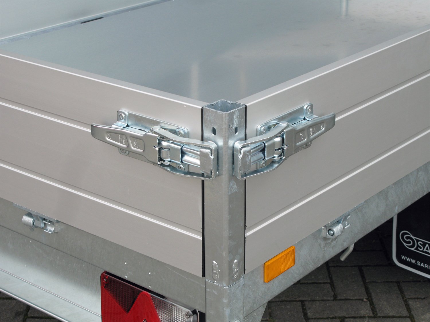 Benne arrière SARIS K1 276 150 1500 1 E avec pompe électrique