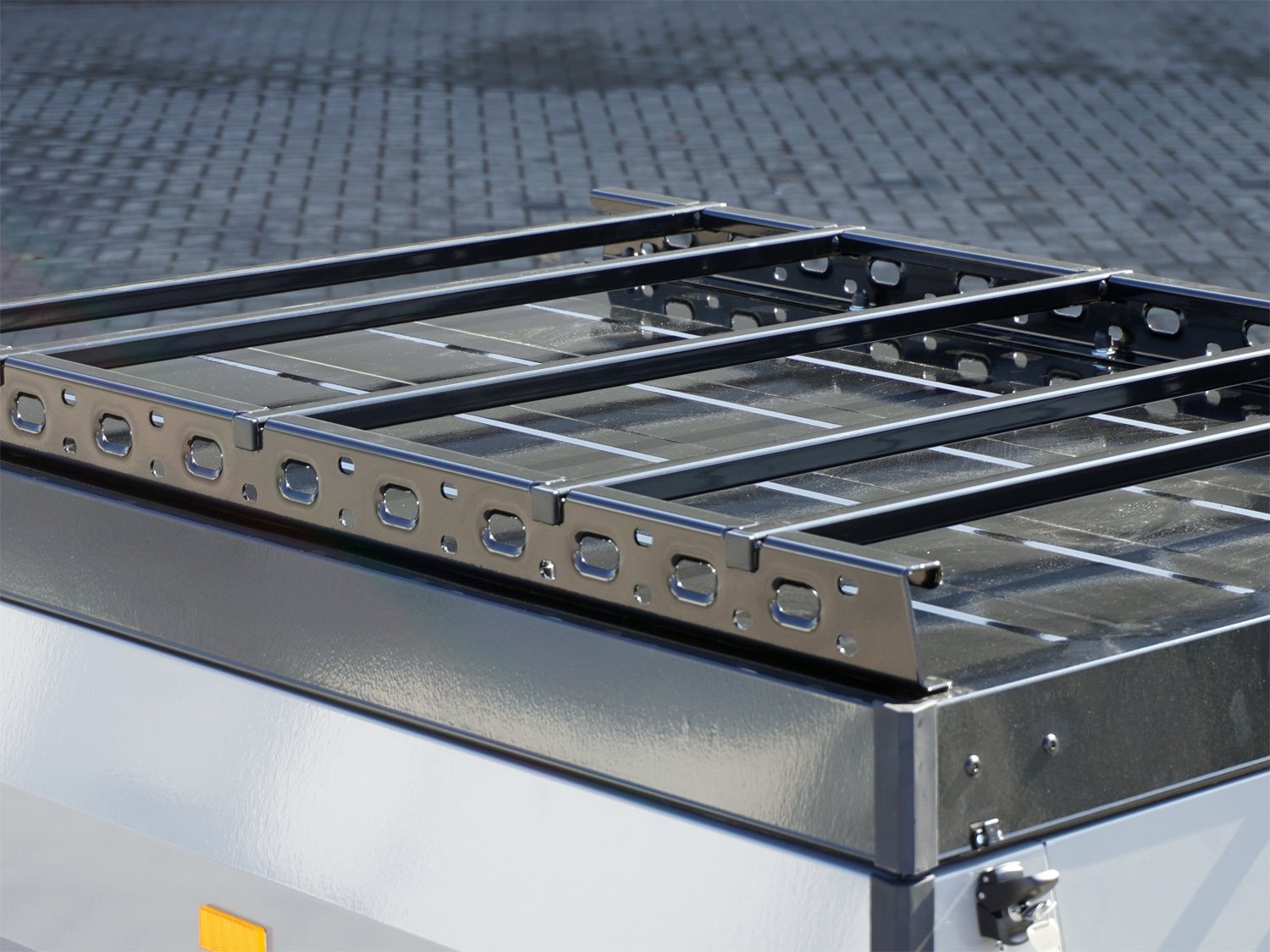 Remorque utilitaire STEMA RETRO PLUS 750 kg gris poussière avec couvercle et galerie