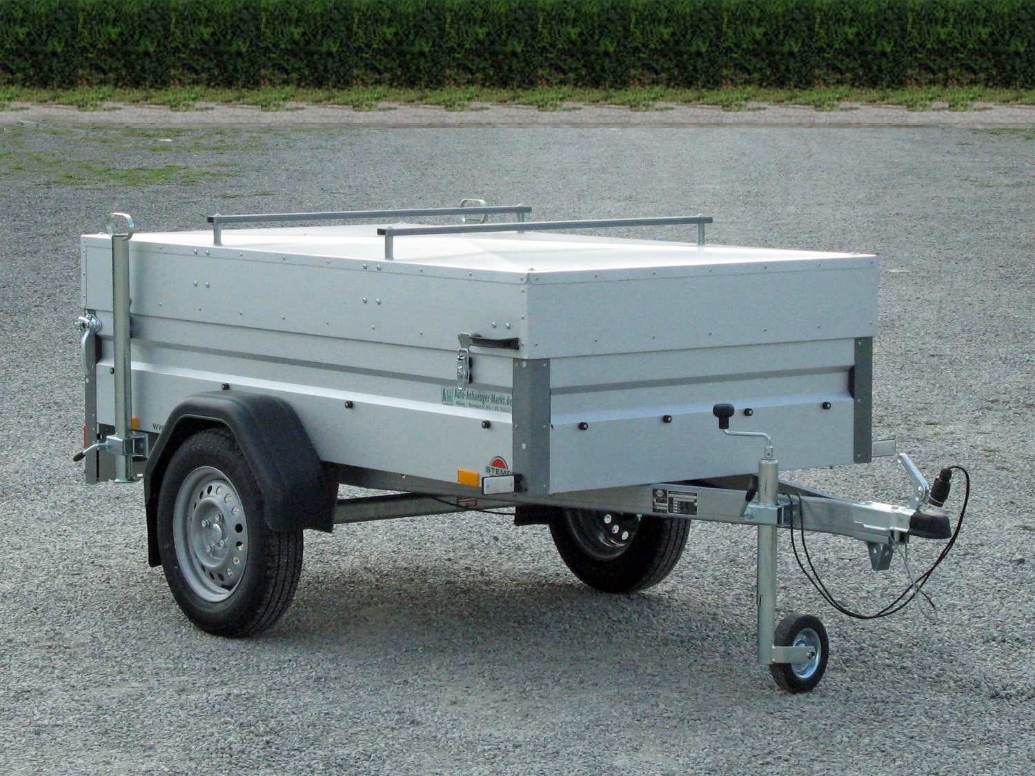 Remorque utilitaire STEMA ST O1 7.5-25-13.1 750 kg avec couvercle verrouillable