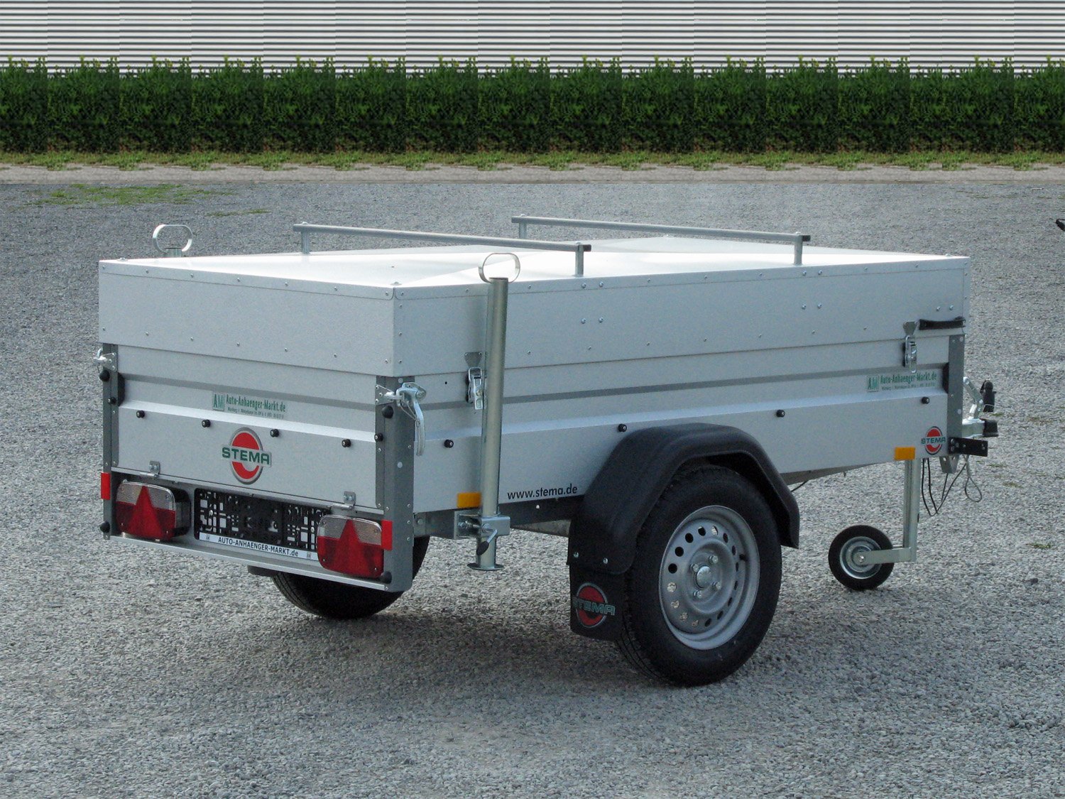 Remorque utilitaire STEMA ST O1 7.5-25-13.1 750 kg avec couvercle verrouillable
