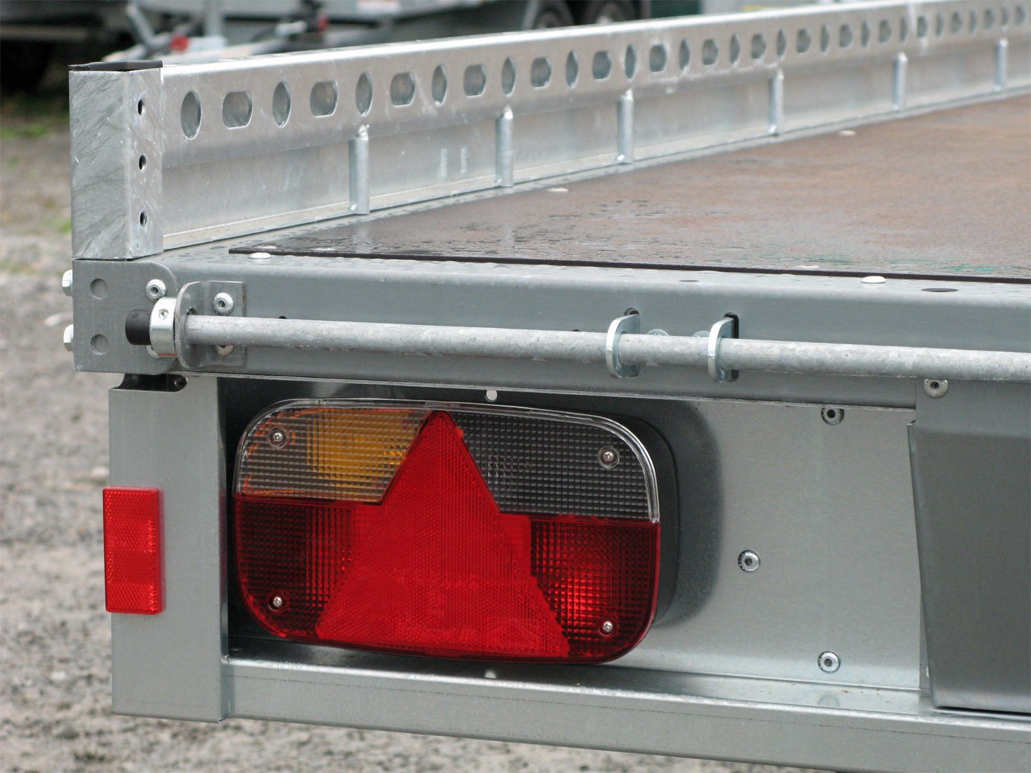 Remorque porte-véhicules STEMA SHA O2 15-30-18.1 Carrier XL avec rampes 260 x 26 et 100 km/h