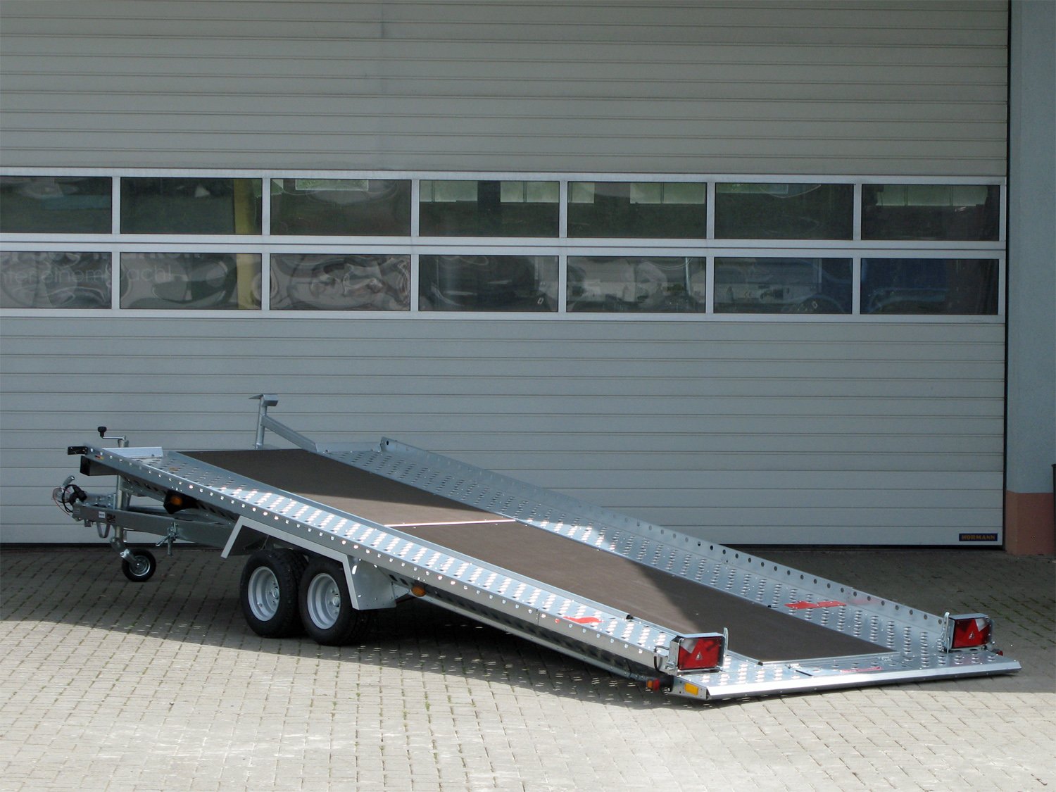 Remorque porte-voiture STEMA ATOUR Grande ATH 30-49-21.2 avec plancher central et support de treuil 100 km/h