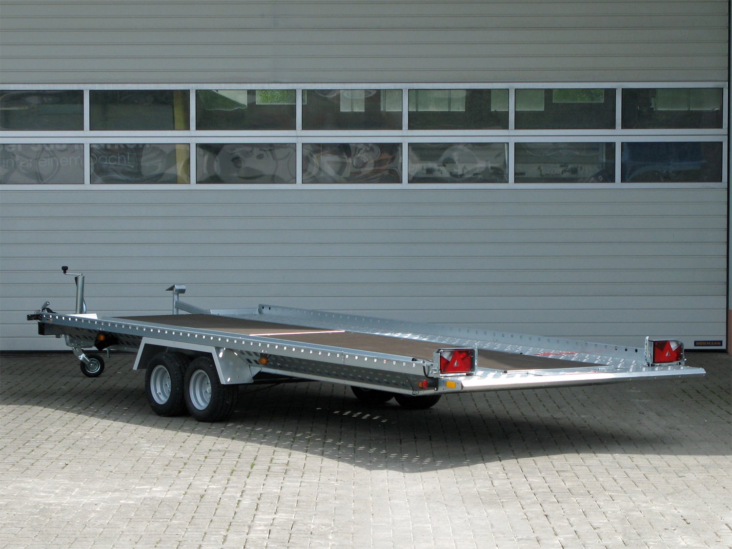 Remorque porte-voiture STEMA ATOUR Grande ATH 30-49-21.2 avec plancher central et support de treuil 100 km/h