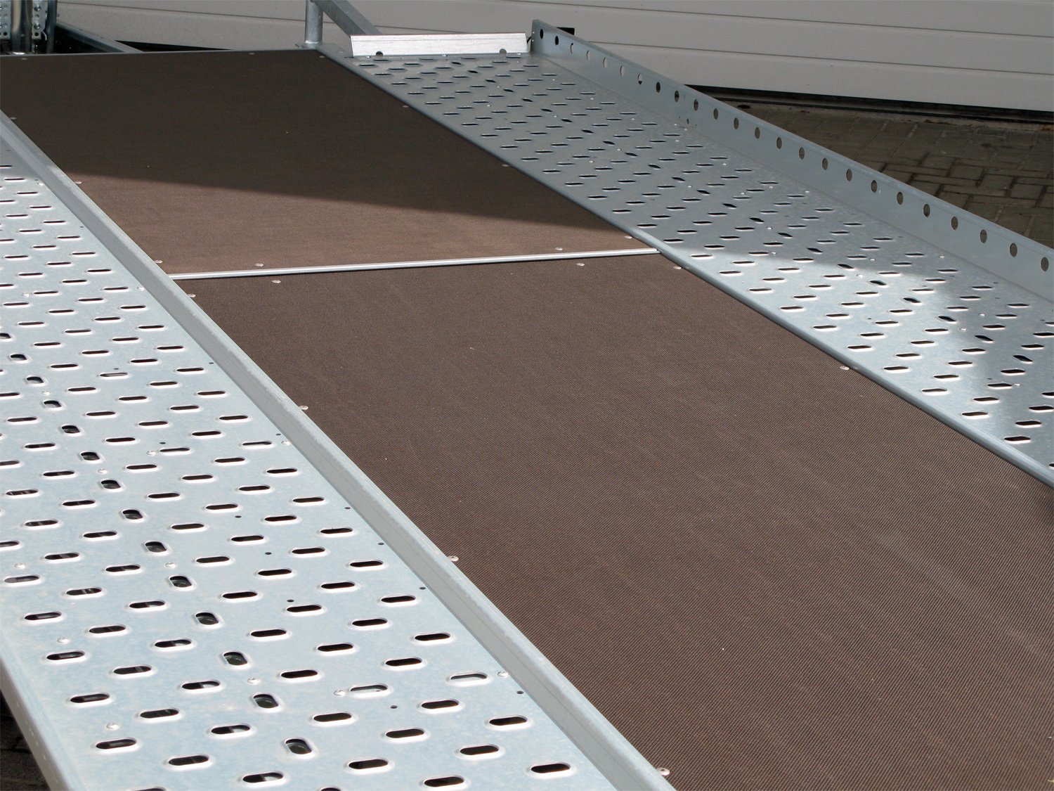 Remorque porte-voiture STEMA ATOUR Grande ATH 30-49-21.2 avec plancher central et support de treuil 100 km/h