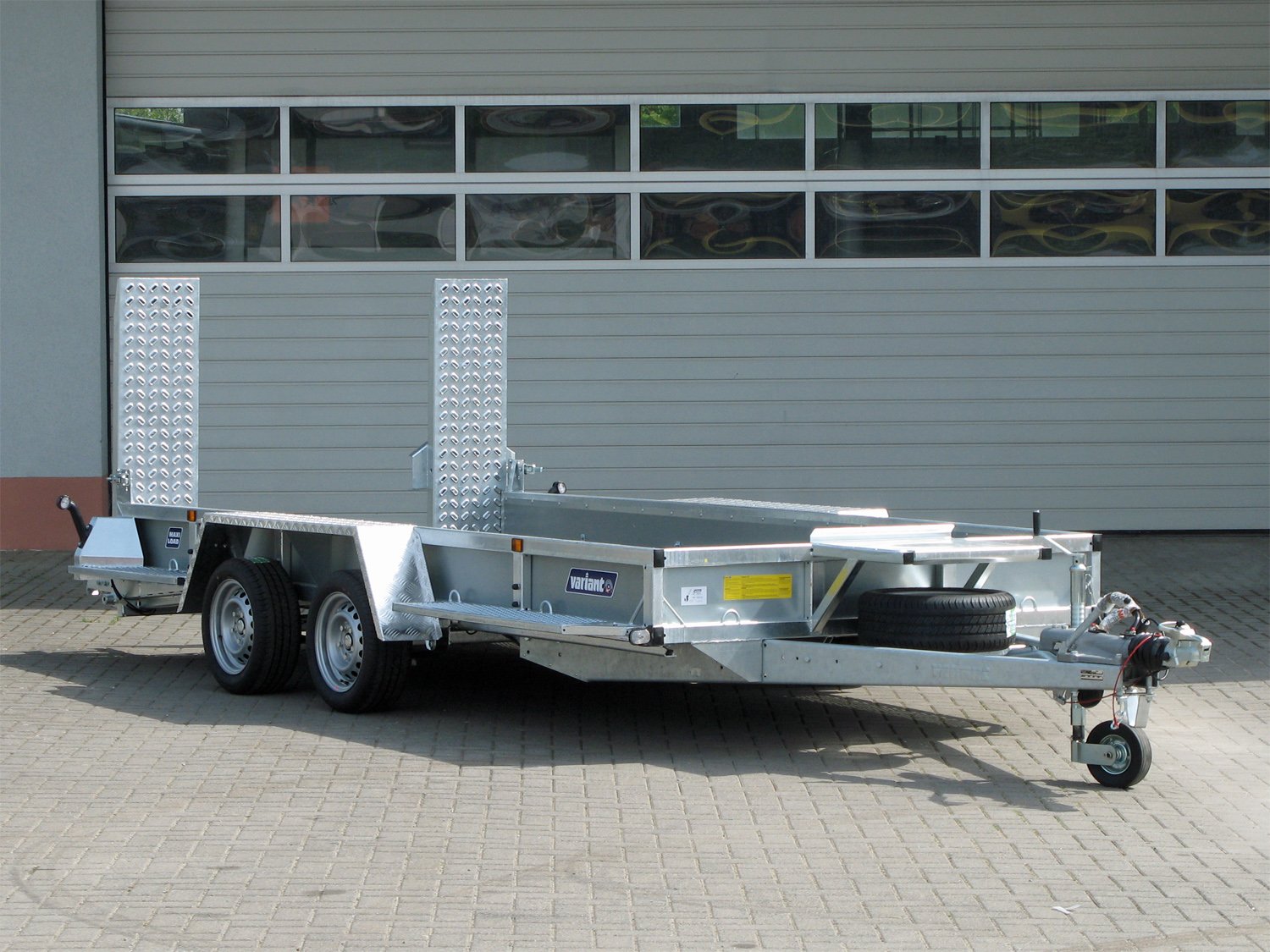 Remorque porte-engins Variant 3516 B3 avec suspension parabolique et hauteur 29 cm