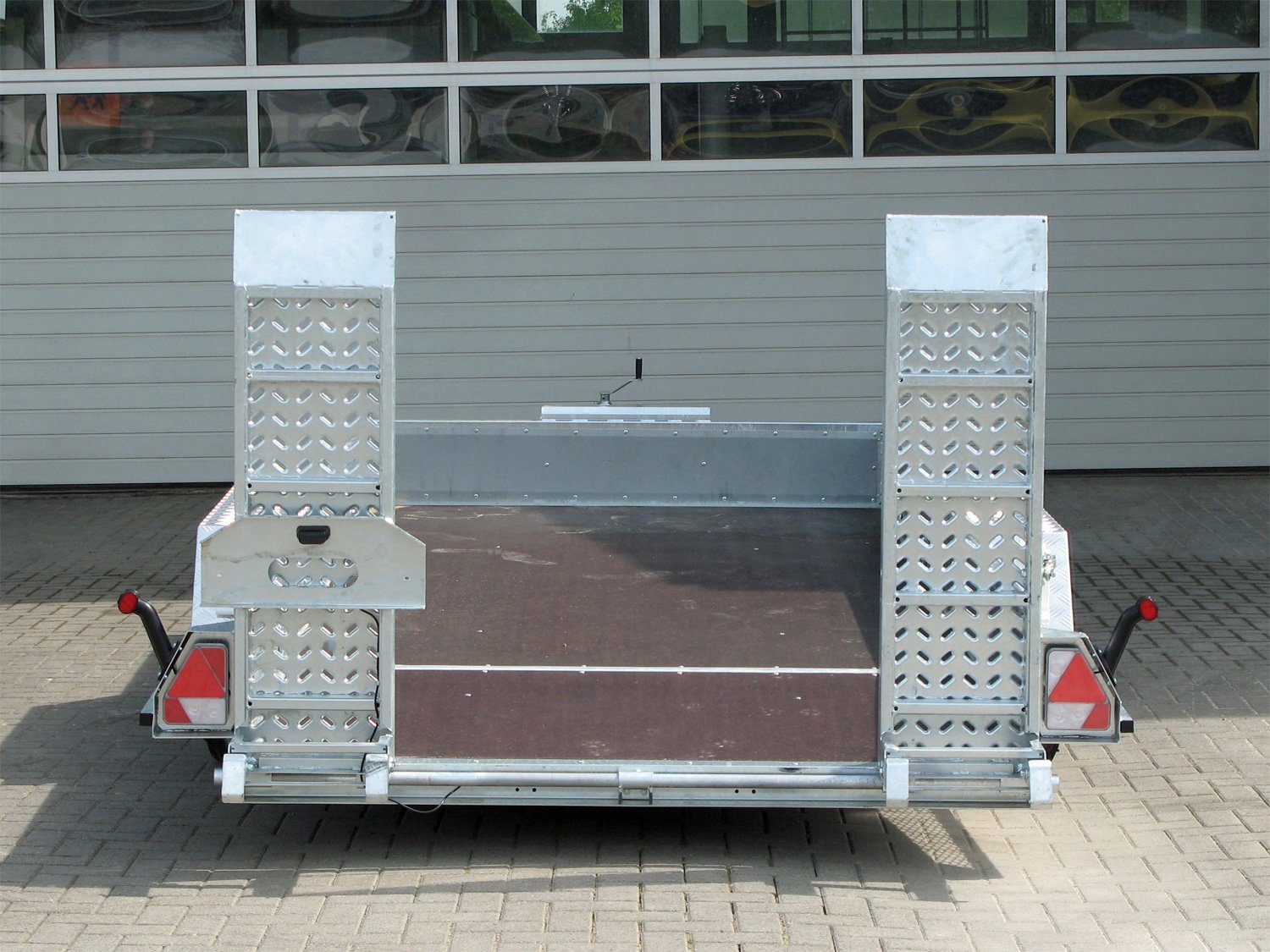 Remorque porte-engins Variant 3516 B3 avec suspension parabolique et hauteur 29 cm