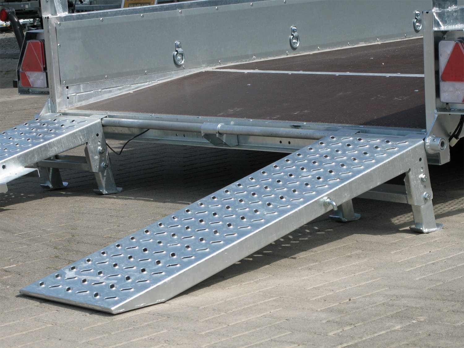 Remorque porte-engins Variant 3516 B3 avec suspension parabolique et hauteur 29 cm