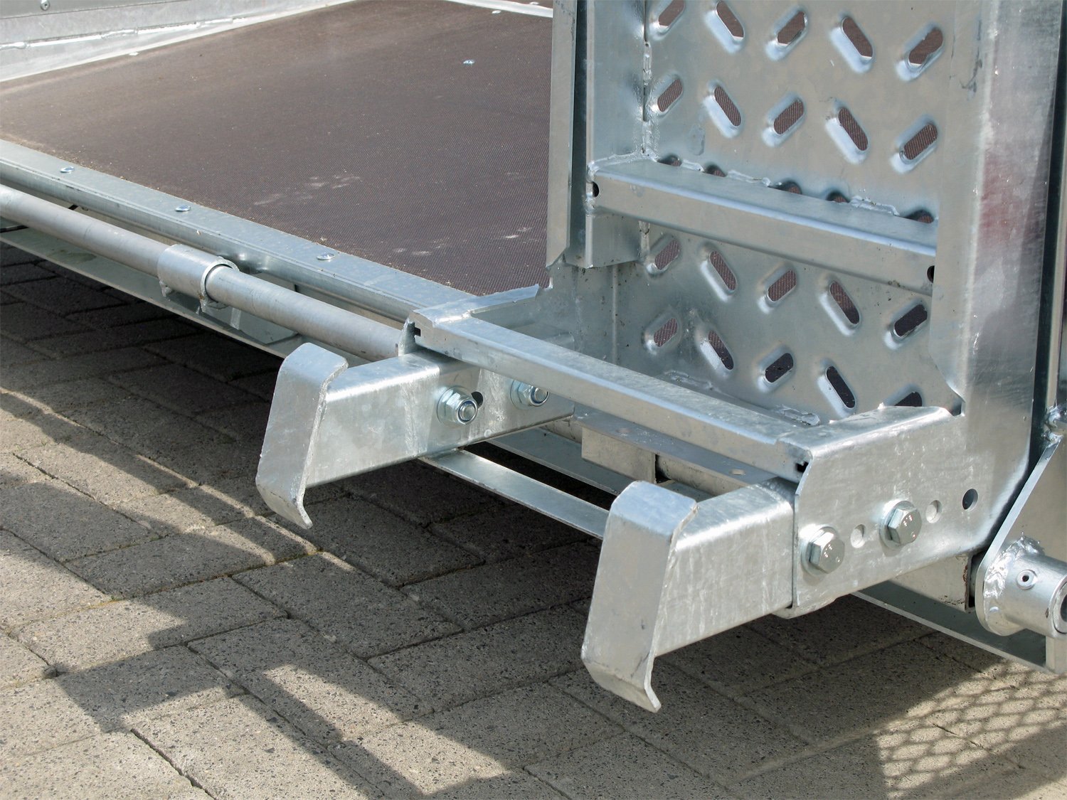 Remorque porte-engins Variant 3516 B3 avec suspension parabolique et hauteur 29 cm