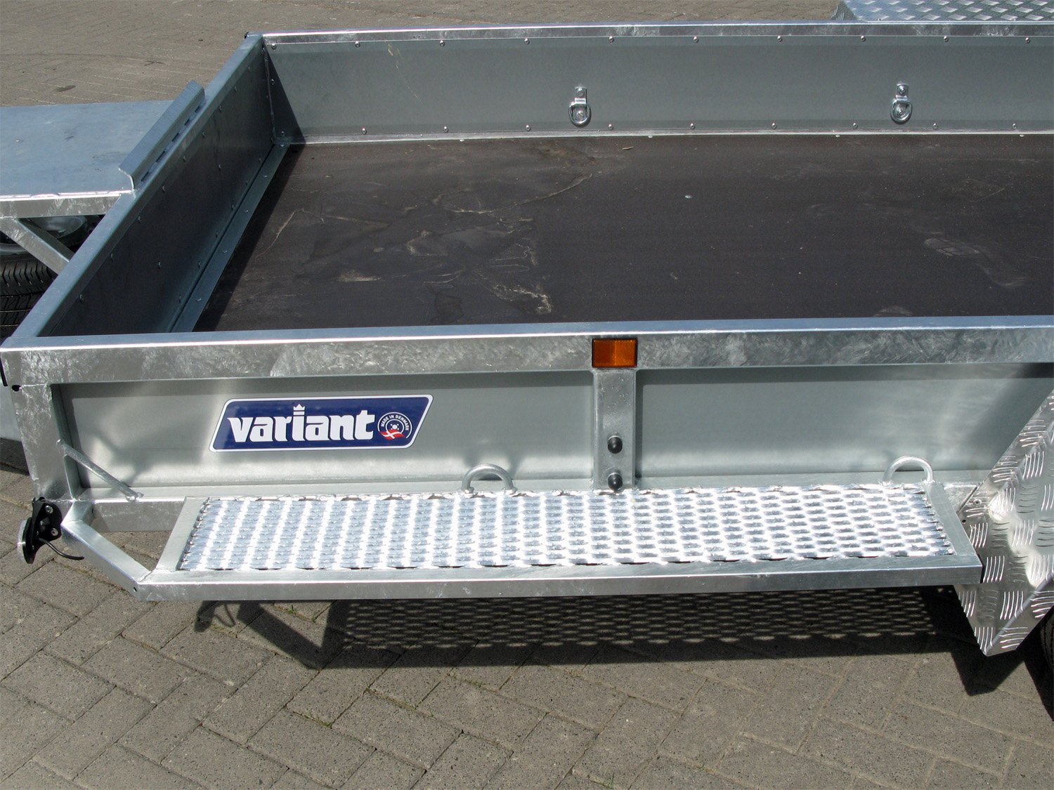 Remorque porte-engins Variant 3516 B3 avec suspension parabolique et hauteur 29 cm