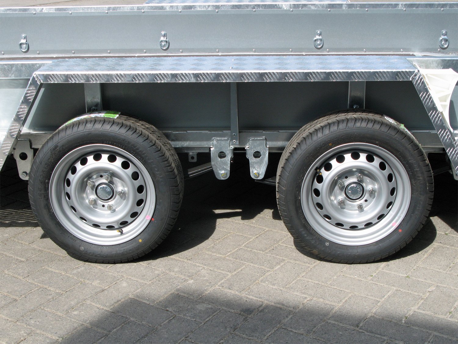 Remorque porte-engins Variant 3516 B3 avec suspension parabolique et hauteur 29 cm